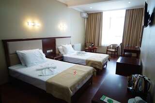 Отель Hotel 725 Батуми Просторный двухместный номер с 2 отдельными кроватями-1